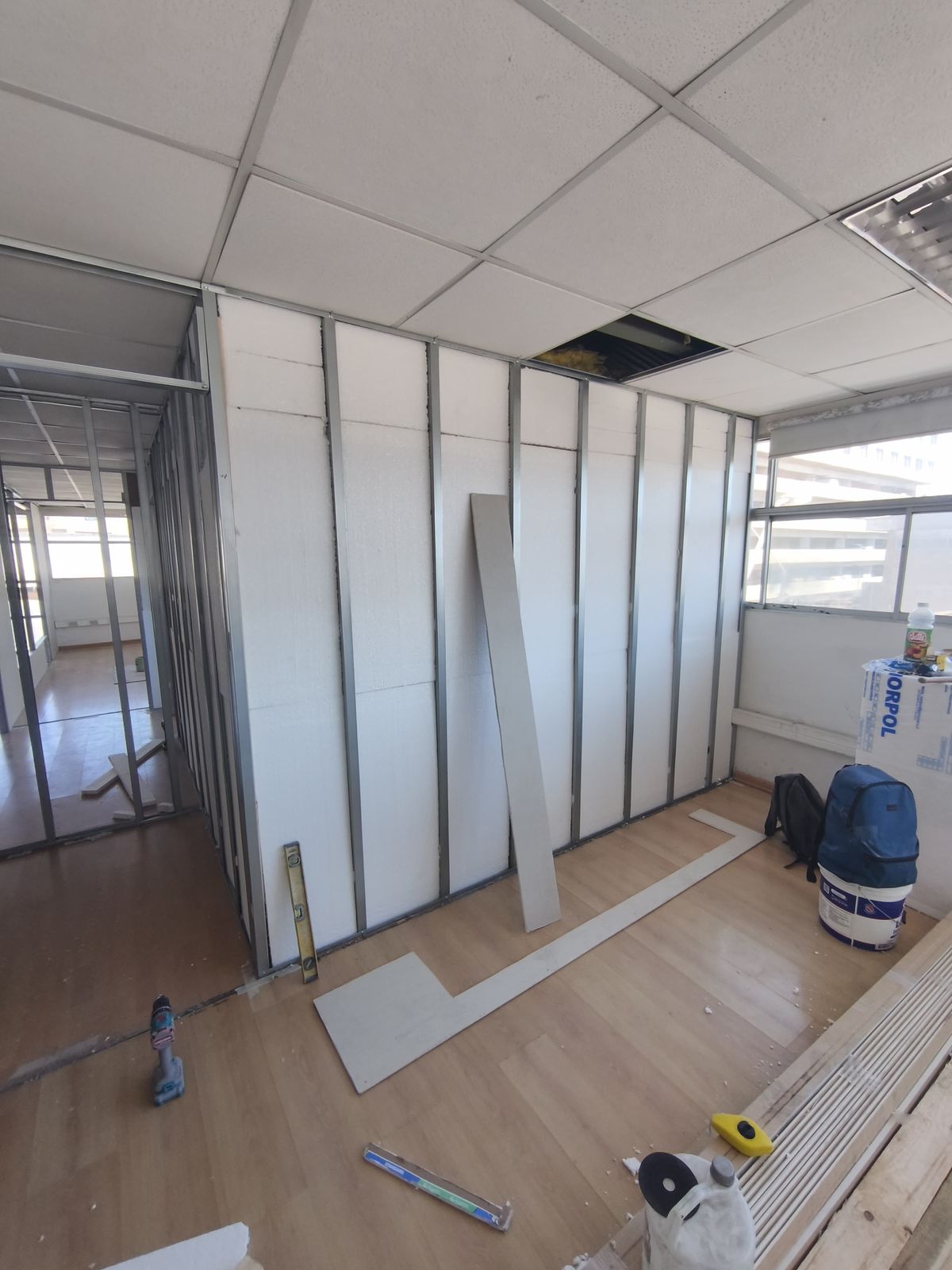 Instalación de paneles de aislación en oficinas